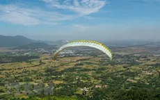 Biểu diễn dù lượn tại lễ hội trái cây Khánh Sơn