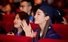 Hoa hậu Lương Thuỳ Linh rạng rỡ nhận bằng tốt nghiệp xuất sắc