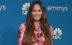 Chrissy Teigen khoe bụng bầu trên thảm đỏ Emmy 2022