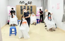 Những mái tóc dành tặng bệnh nhân ung thư