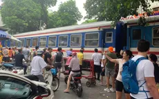 Xác minh vụ du khách nước ngoài va chạm với đoàn tàu ở "phố cà phê đường tàu"