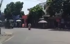 Ôm cua trước đầu xe tải, xe máy chở ba người lao vào nhà ven đường