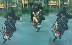 Hai thanh niên đi xe máy bốc đầu, đánh võng, vượt đèn đỏ