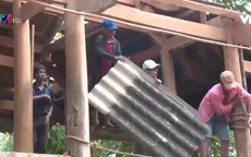 Người dân vùng lũ giúp nhau vượt khó