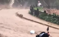 Người đàn ông đi xe máy liều lĩnh vượt qua dòng nước lũ