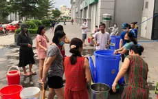 Chung cư ở Hà Nội mất nước, người dân xếp hàng chờ lấy nước sạch