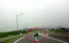 Lỡ đi vào cao tốc, xe máy gặp nạn khi quay đầu va trúng ô tô
