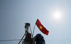 Cờ Tổ quốc đồng hành cùng ngư dân vươn khơi
