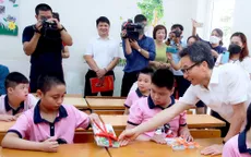 Phó Thủ tướng Vũ Đức Đam vui khai giảng với các cháu học sinh tiểu học