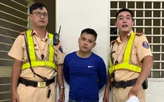 CSGT chạy bộ, rượt đuổi vào tận hẻm bắt kẻ cướp điện thoại