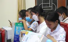 Nghệ An: Trao quà cho học sinh khai giảng chậm vì mưa lũ