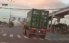 Xe chở container vượt đèn đỏ suýt gây tai nạn