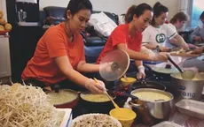 Bánh xèo Việt Nam lan tỏa yêu thương tại vùng Vịnh