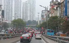 Xe cộ xếp dài hàng chờ xuống Ngã Tư Sở trong ngày thông xe vành đai 2