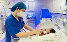 Hy hữu: Bé gái sinh non bị thủng ruột trong thời kỳ bào thai