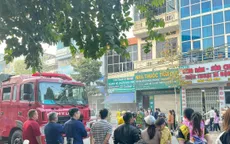 Ứng cứu bé 9 tuổi rơi và mắc kẹt giữa 2 khe nhà