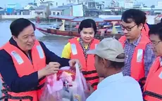 Trao quà Tết cho tiểu thương chợ nổi Cái Răng