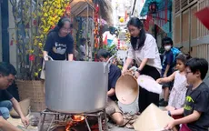 Cư dân trong hẻm cùng nhau đón Tết