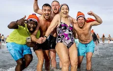 Tắm biển dịp năm mới ở Hà Lan thu hút hàng nghìn người