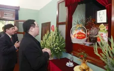 Chủ tịch Quốc hội Vương Đình Huệ dâng hương tưởng niệm Chủ tịch Hồ Chí Minh