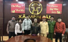 Đạp xe lạc trên cao tốc, cụ ông 68 tuổi được cảnh sát giao thông đưa về