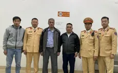 Cụ ông đạp xe lạc trên cao tốc được Cảnh sát giao thông giúp đỡ đưa về