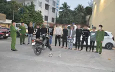 Khởi tố 11 thanh thiếu niên tụ tập đi xe mô tô lạng lách, đánh người, cướp tài sản