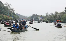 Hàng vạn du khách đến khai hội chùa Hương 2023