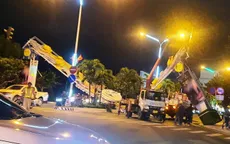 Sập cổng chào Tết ở TP Nha Trang, giao thông ách tắc nghiêm trọng
