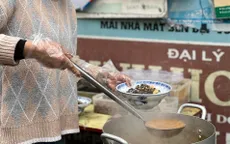 Quán ăn bán 300 tô mỗi ngày sau Tết