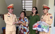 Cảnh sát giao thông giúp đỡ 3 bà cháu bị xe khách bỏ lại dọc đường vì thiếu tiền