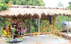 Chiến sĩ trẻ giúp đỡ trẻ em ở rẻo cao