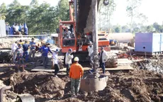 Cháu bé 10 tuổi rơi xuống ống: Vẫn chưa nhấc được trụ bê tông