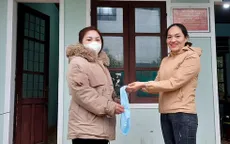 Nhặt được dây chuyền vàng cùng tiền mặt, người phụ nữ tìm người đánh rơi trả lại