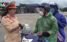 Cảnh sát giao thông tiếp đồ ăn, thức uống cho người dân quay trở lại làm việc sau Tết