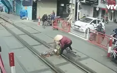 "Giỡn mặt tử thần" vượt rào chắn đường sắt