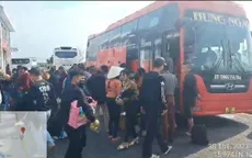 Phát hiện xe khách có tem kiểm định giả, chở quá 30 người