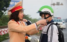 Phát tặng mũ bảo hiểm đạt chuẩn cho công nhân và học sinh