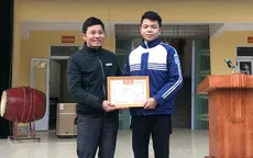 Nhặt được túi nylon có 41 triệu đồng, nam sinh vội tìm người trả lại