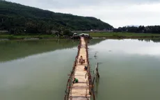 Dựng lại cây cầu gỗ dài nhất Việt Nam sau lũ cuốn