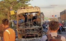 Xe khách bốc cháy trơ khung, hàng chục hành khách hoảng loạn