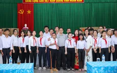 Thủ tướng thăm, tặng quà ngôi trường đặc biệt tại Bến Tre