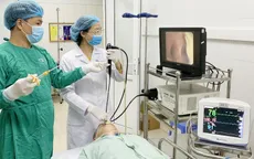 Gắp thành công răng giả rơi sâu vào lòng phế quản bệnh nhân