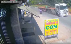 Xe đầu kéo đang di chuyển, bánh xe bất ngờ văng ra ngoài