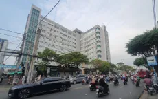Giải cứu nam thanh niên nghi ngáo đá, đứng vắt vẻo trên nóc bệnh viện