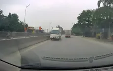 Tài xế giật mình bẻ lái tránh ô tô tải đi ngược chiều trên quốc lộ