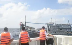 Tàu Hải quân lai kéo tàu cá ngư dân bị hỏng máy về đảo Đá Tây để sửa chữa