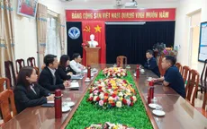 Nữ sinh bắt bạn chui qua 2 chân xin nghỉ học do tinh thần không ổn định