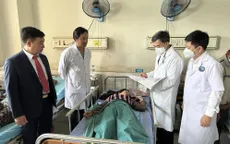 Thứ trưởng Bộ Y tế Trần Văn Thuấn thăm nạn nhân vụ tai nạn giao thông tại Quảng Nam