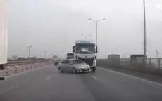 Xe đầu kéo húc ô tô con xoay ngang trên cầu Thanh Trì